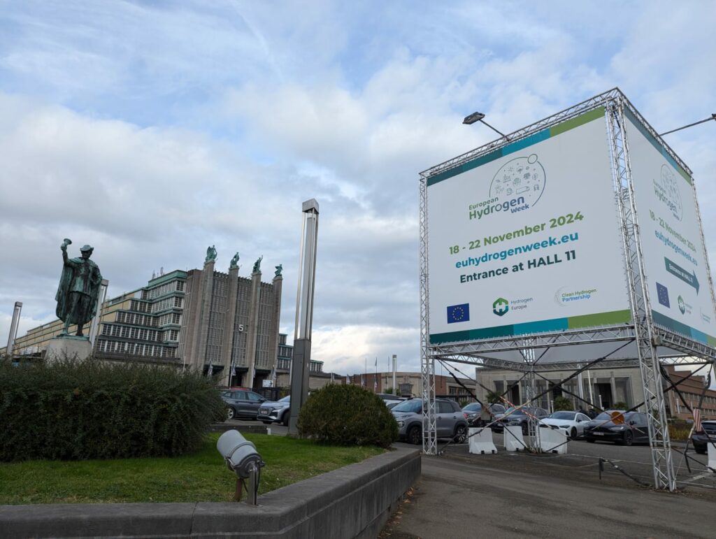 Gabitel ha estado presente esta semana en la Semana Europea del Hidrógeno (Hydrogen Week 2024), celebrado en la sede de CERRE (Centre on Regulation in Europe) en Bruselas (Bélgica), donde hemos tenido el honor de participar en un evento clave para el futuro energético europeo. Este foro, considerado el evento más importante a nivel europeo en esta materia como punto de encuentro de más de 8.000 visitantes de las principales empresas, centros de investigación y entidades públicas, ha reunido a expertos, académicos y representantes del sector para discutir el papel transformador del hidrógeno en la transición energética. En este prestigioso encuentro, hemos tenido la oportunidad de dialogar y compartir ideas con líderes de opinión como Annika Brack, reconocida por su trabajo en políticas energéticas, y Catherine Banet, experta en derecho energético y transición climática. Ambas han aportado valiosas perspectivas sobre cómo el hidrógeno puede integrarse de manera eficiente y sostenible en el mercado energético europeo. Gabitel reafirma su compromiso con la innovación y el desarrollo de soluciones que contribuyan a un modelo energético más limpio y sostenible. Nuestra participación en eventos de este calibre nos permite estar a la vanguardia de las tendencias y normativas que están definiendo el futuro energético de Europa. Desde Bruselas, volvemos con nuevas ideas y un renovado compromiso para seguir impulsando proyectos que marquen la diferencia en el sector energético. De hecho, como ingeniería líder del sector en el reto de la descarbonización de la industria europea gracias a su experiencia y conocimientos especializados, Gabitel está estratégicamente posicionada para liderar desde Andalucía, foco preferente en Europa en la captación de inversiones, el desarrollo de esta fuente de energía limpia en España.   