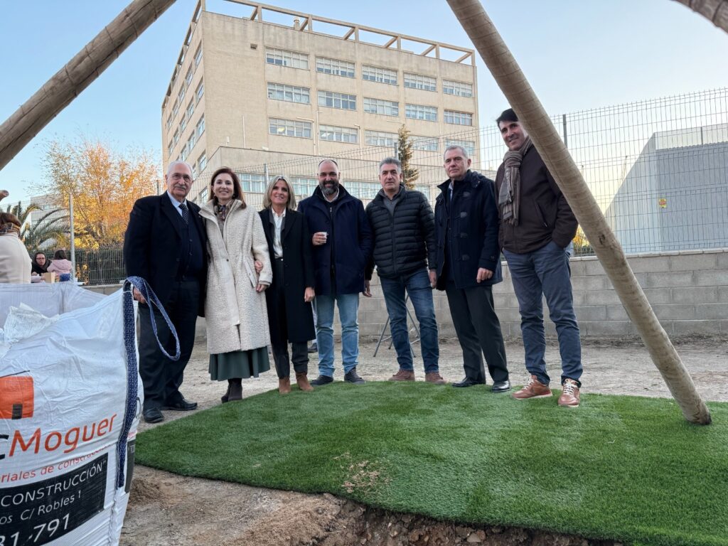 Ayer celebramos la colocación de la primera piedra del Centro Polivalente P’alante que la Fundación Laberinto ha empezado a construir en Huelva para proporcionar formación a jóvenes mayores de 21 años con discapacidad intelectual y del desarrollo, especialmente asociado con enfermedades raras, cuyo diseño del proyecto ha realizado un equipo de nuestra división de Arquitectura encabezado por nuestra presidenta, Claudia Orozco.