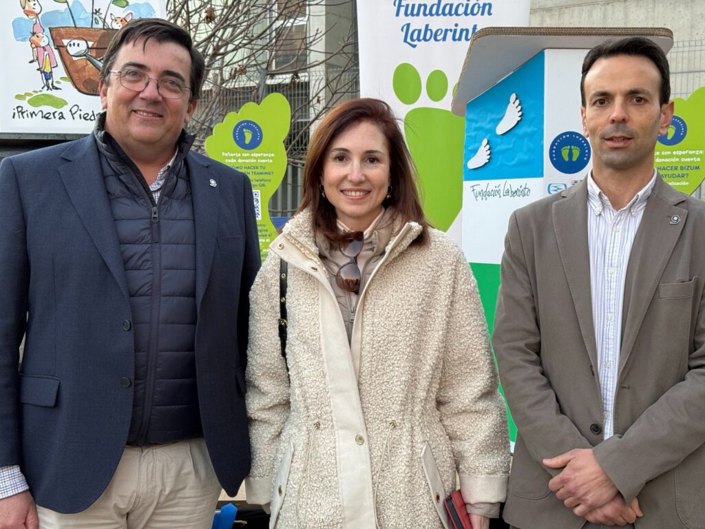 Ayer celebramos la colocación de la primera piedra del Centro Polivalente P’alante que la Fundación Laberinto ha empezado a construir en Huelva para proporcionar formación a jóvenes mayores de 21 años con discapacidad intelectual y del desarrollo, especialmente asociado con enfermedades raras, cuyo diseño del proyecto ha realizado un equipo de nuestra división de Arquitectura encabezado por nuestra presidenta, Claudia Orozco.